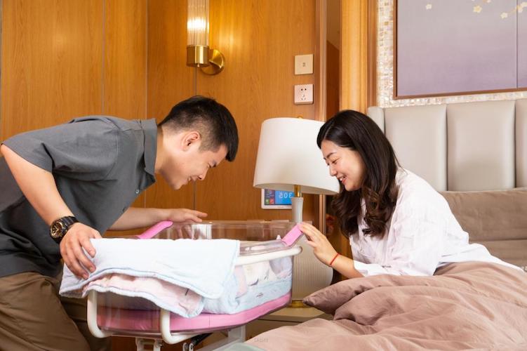 在家坐月子，温馨一家